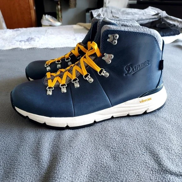 DANNERMountain 600 4.5 Men 10.5 Leather WaterproofVibram Sole Blue Boots NEW